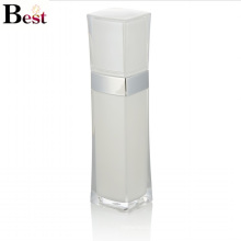bouteille de lotion acrylique en plastique carrée blanche de luxe haut de gamme avec la pompe pour l&#39;usage de crème de soin de peau